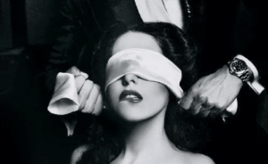 Woman is blindfolded 1 300x184 - 「女性用M性感マッサージ」